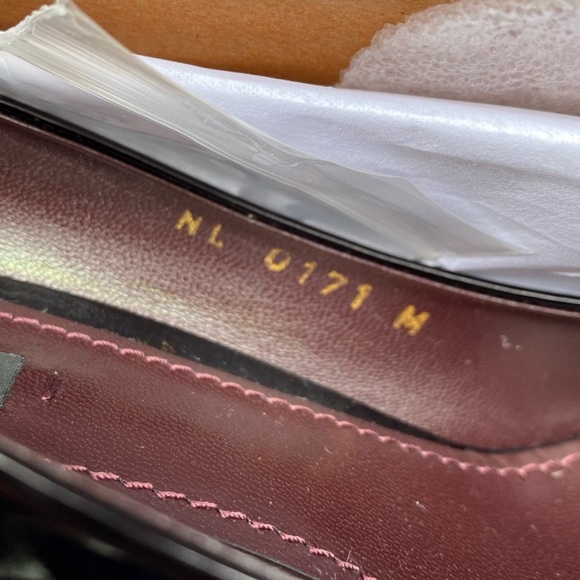 LOUIS VUITTON patent leather lock pumps - Picture 9 of 10